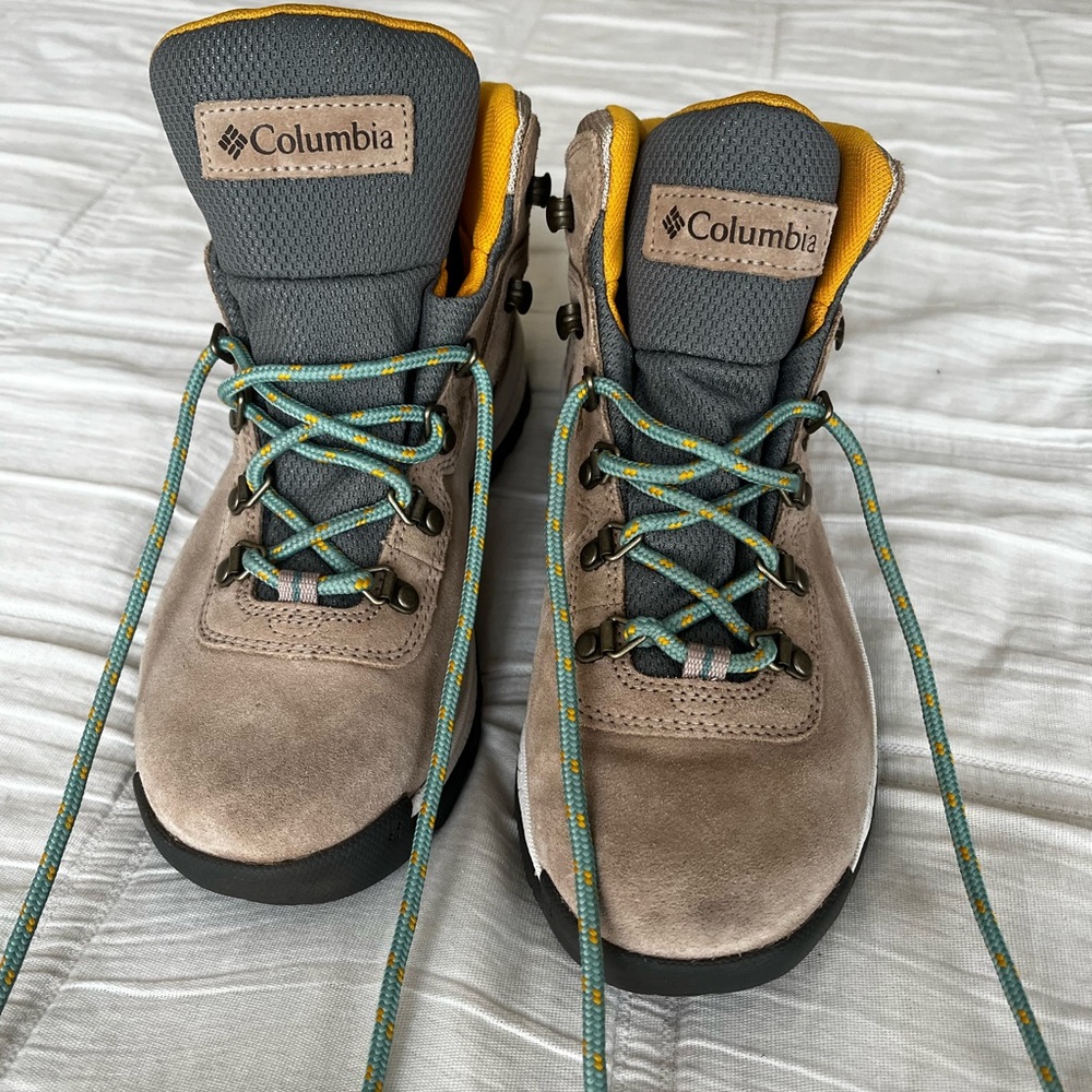 Columbia Suede Hiking Boots with Gray and Tan